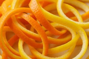 İnce narenciye kabukları; canlı turuncu ve sarı tonlar