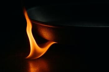 Alevin tavaya kısa dokunuşu: yumuşak turuncu parlama