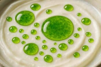 Yoğurt kasesi üzerinde nane yağından ince damlalar