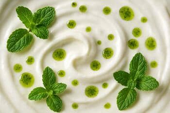 Yoğurt ve taze otlar: serin krem dokusu, nane yağı damlaları