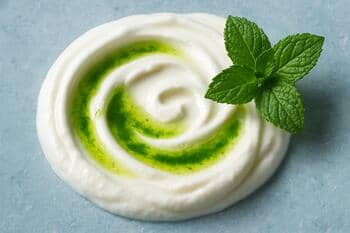 Yoğurt ve nane yağı; serin yüzey