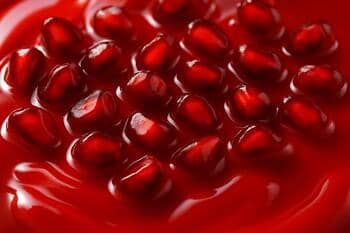 Nar taneleri ve parlak glaze; kırmızı asidik vurgu