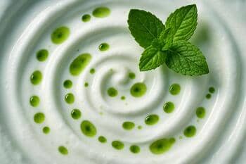 Yoğurt ve otlar; nane yağı damlalarıyla serin döngü