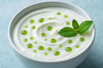 Yoğurt kasesi; nane yağı damlalarıyla serin yüzey