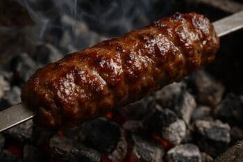 Köz üstünde kuzu şiş: hafif isli, sulu ve parlak yağ dokusu