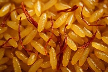 Safran telleri ve parıldayan pirinç taneleri yakın plan