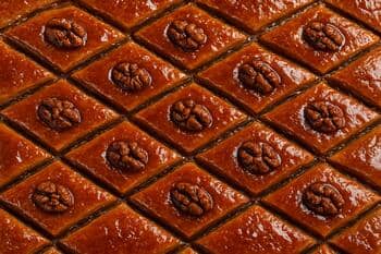 Şeki baklavası: kafes desenli yüzey, parlak şerbet ve keskin el işi dokusu